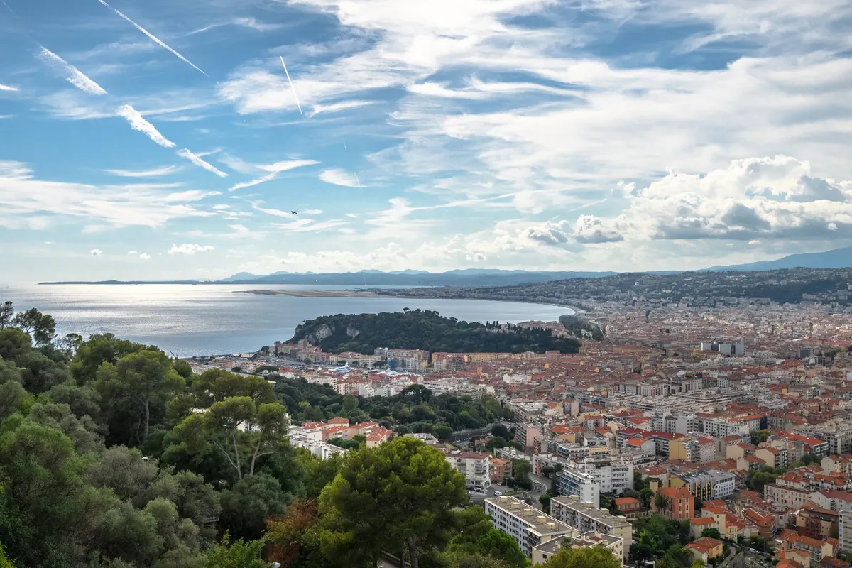 Vue sur la Baie des Anges, la colline du Château et les toits de Nice depuis les hauteurs du Mont-Boron