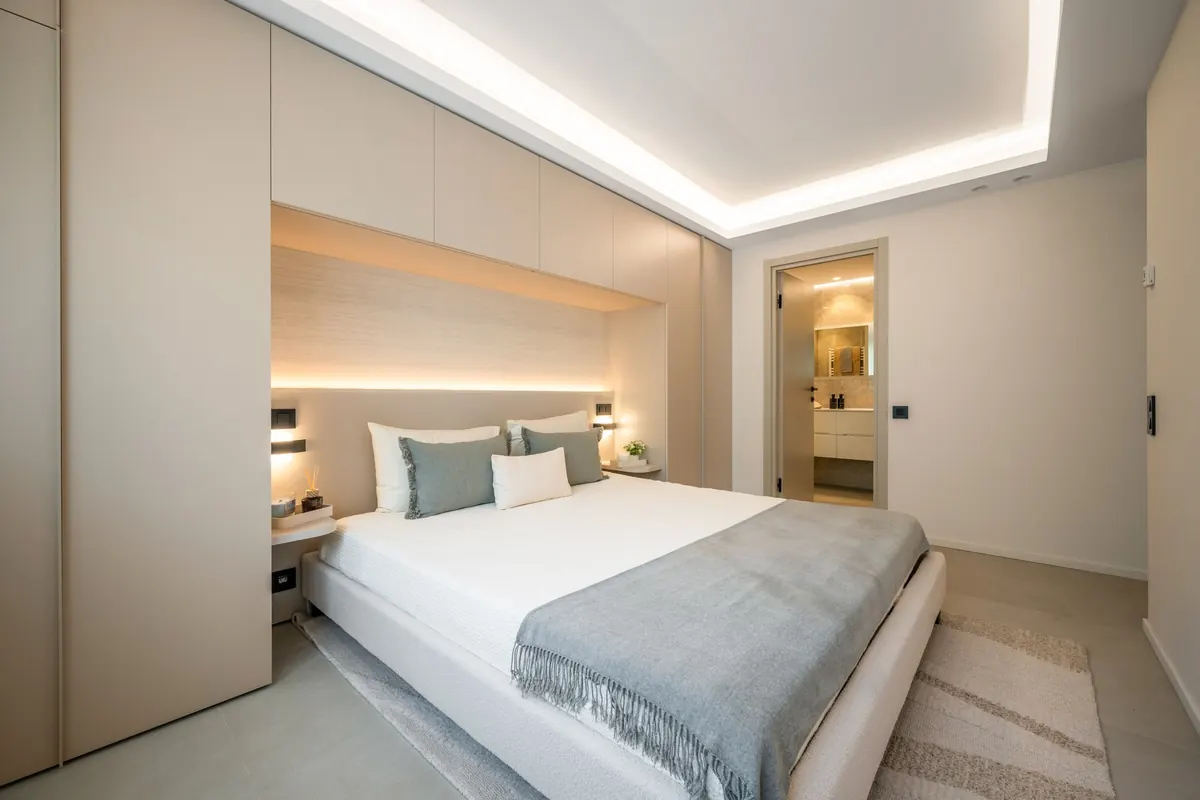 Camera da letto ristrutturata con letto matrimoniale e armadi a muro