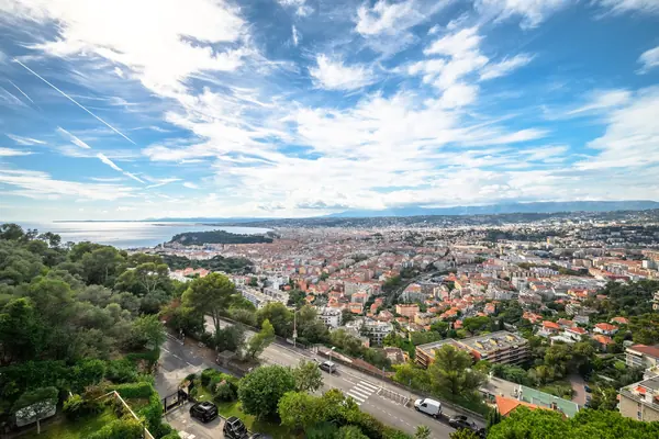 Panorama sur la mer, le port et la ville de Nice depuis les hauteurs du Mont-Boron, par temps clair